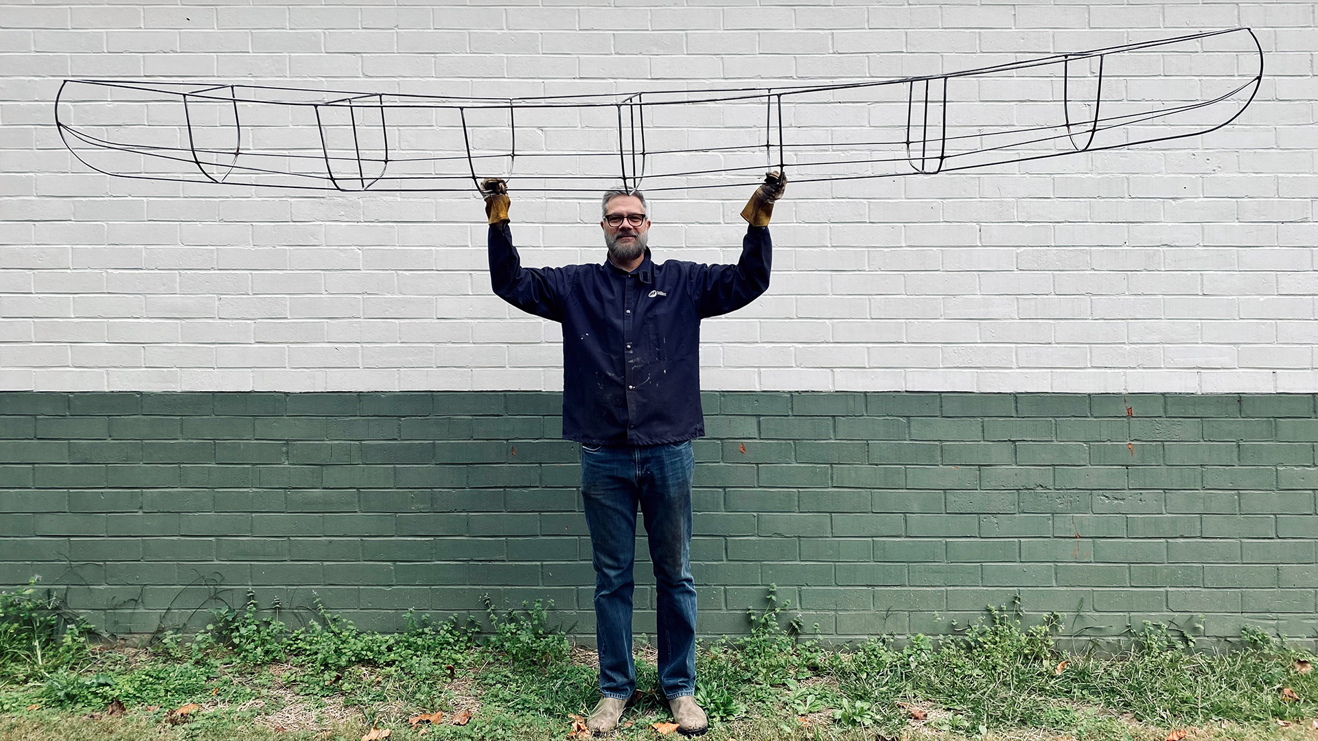 Ted Whisenhunt and the canoe sculpture from his "Watermarks" exhibition, while the work was still in progress